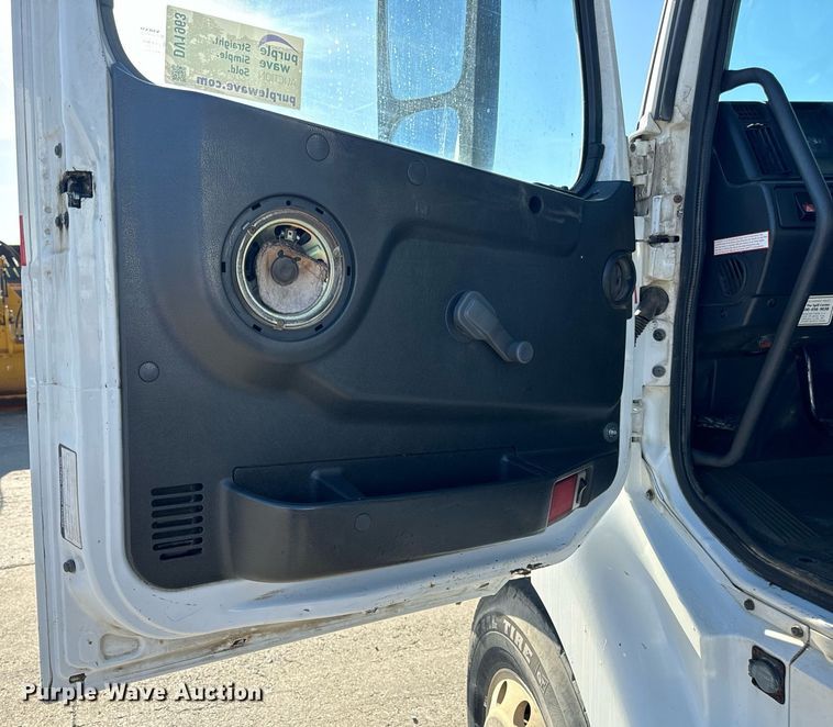 image for item DV1963 1999 Volvo VN semi truck