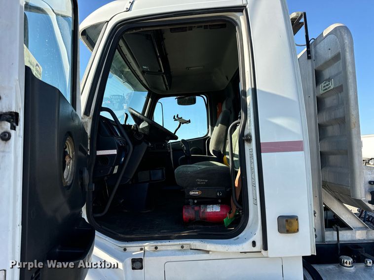 image for item DV1963 1999 Volvo VN semi truck