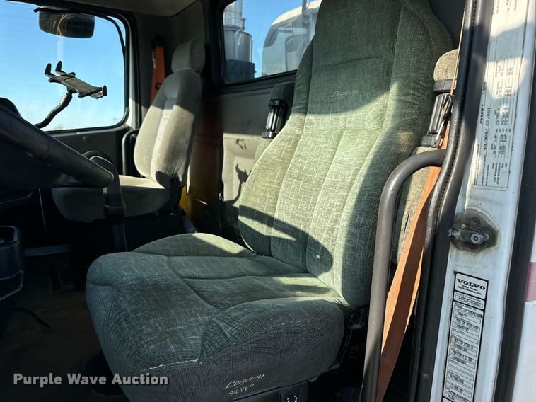 image for item DV1963 1999 Volvo VN semi truck