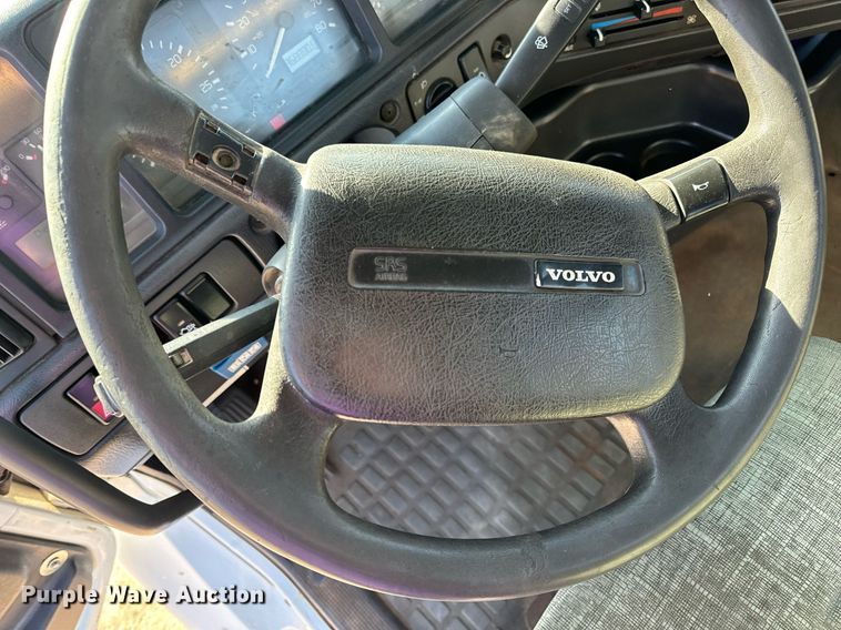 image for item DV1963 1999 Volvo VN semi truck