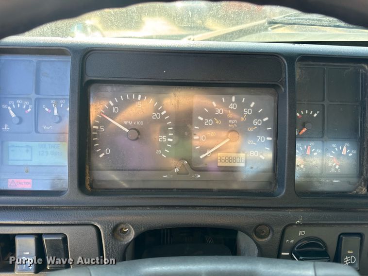 image for item DV1963 1999 Volvo VN semi truck