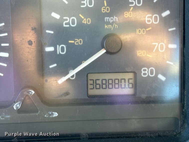 image for item DV1963 1999 Volvo VN semi truck