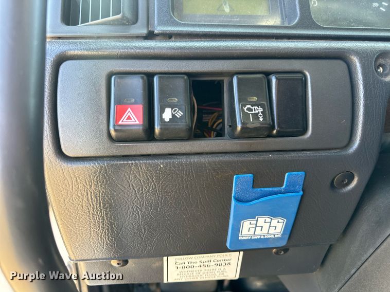 image for item DV1963 1999 Volvo VN semi truck