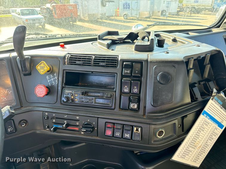 image for item DV1963 1999 Volvo VN semi truck