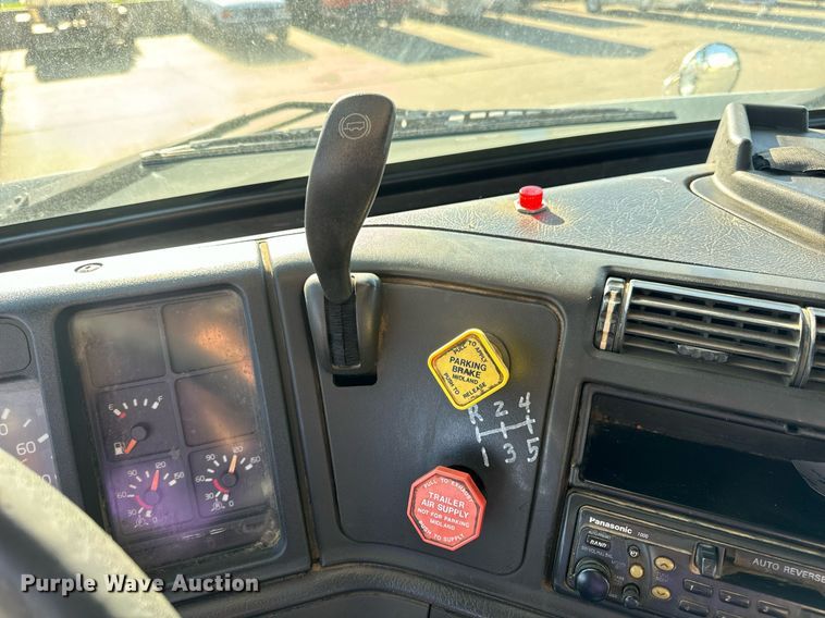 image for item DV1963 1999 Volvo VN semi truck