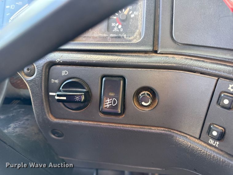 image for item DV1963 1999 Volvo VN semi truck