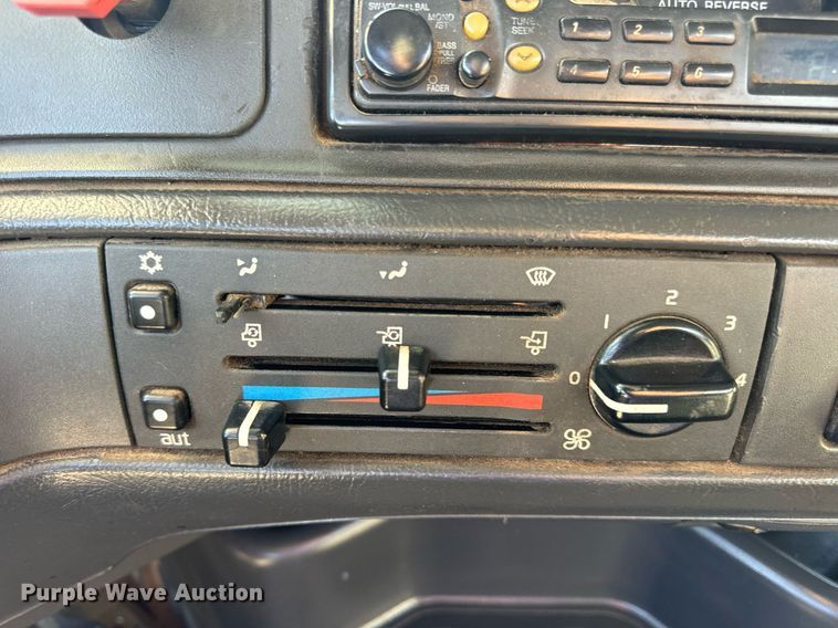 image for item DV1963 1999 Volvo VN semi truck