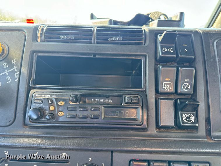 image for item DV1963 1999 Volvo VN semi truck