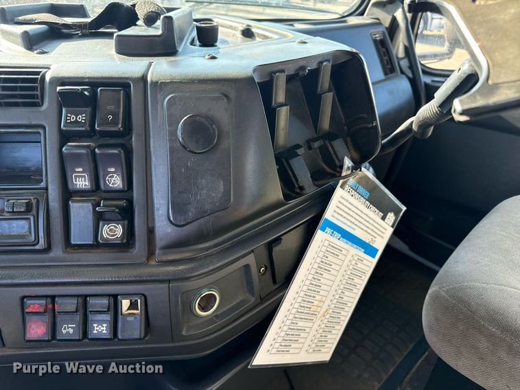 image for item DV1963 1999 Volvo VN semi truck