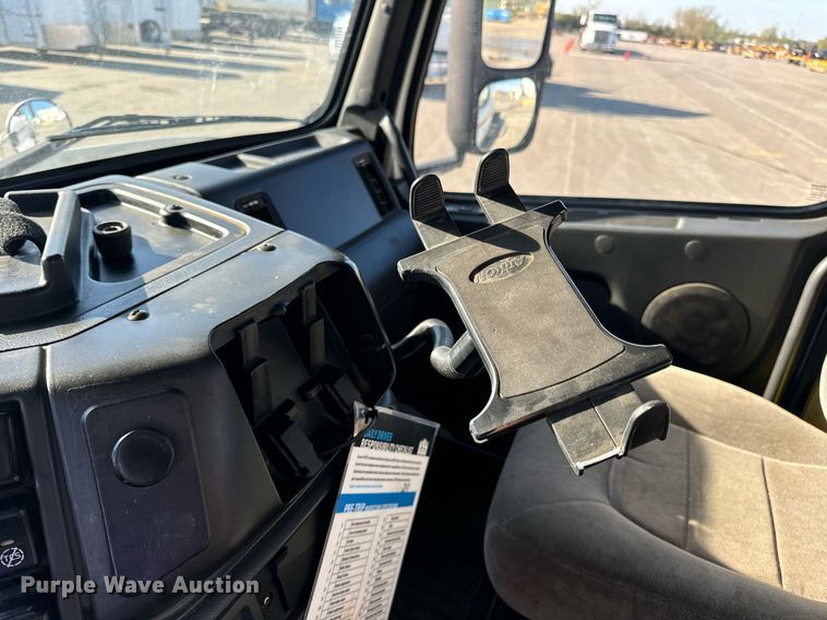 image for item DV1963 1999 Volvo VN semi truck