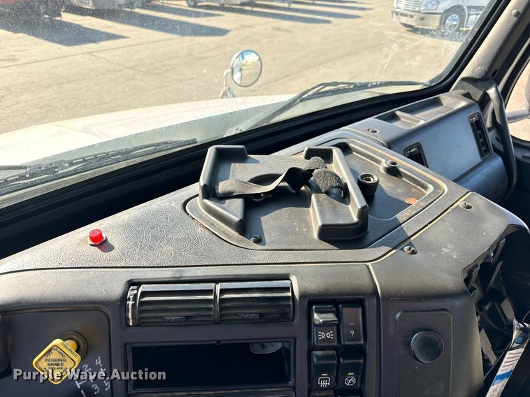 image for item DV1963 1999 Volvo VN semi truck