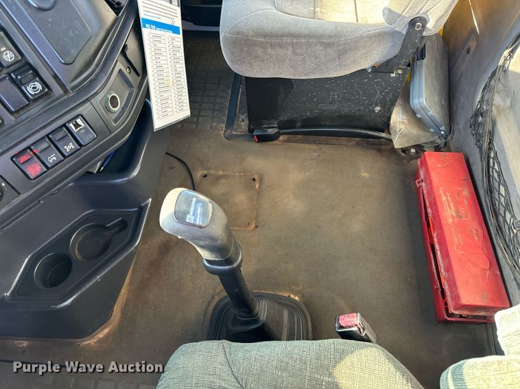 image for item DV1963 1999 Volvo VN semi truck