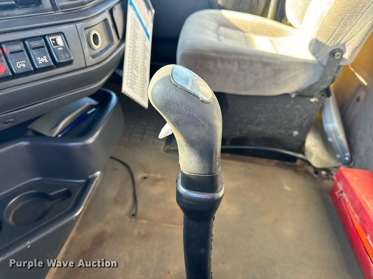 image for item DV1963 1999 Volvo VN semi truck