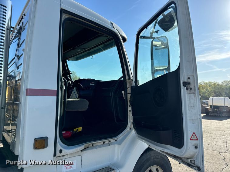 image for item DV1963 1999 Volvo VN semi truck