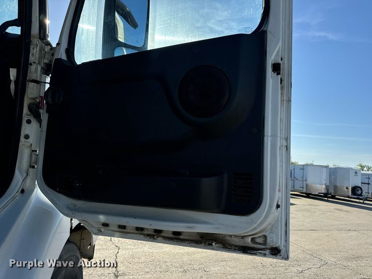 image for item DV1963 1999 Volvo VN semi truck