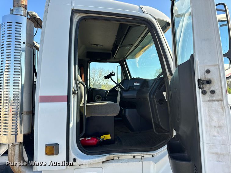 image for item DV1963 1999 Volvo VN semi truck