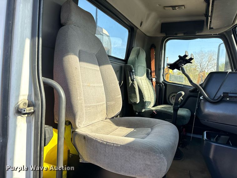 image for item DV1963 1999 Volvo VN semi truck