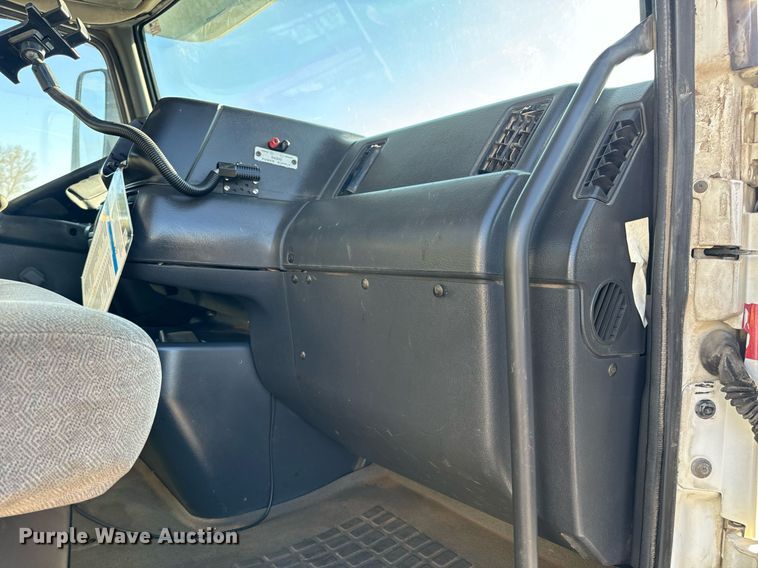 image for item DV1963 1999 Volvo VN semi truck