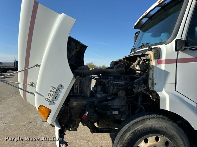 image for item DV1963 1999 Volvo VN semi truck