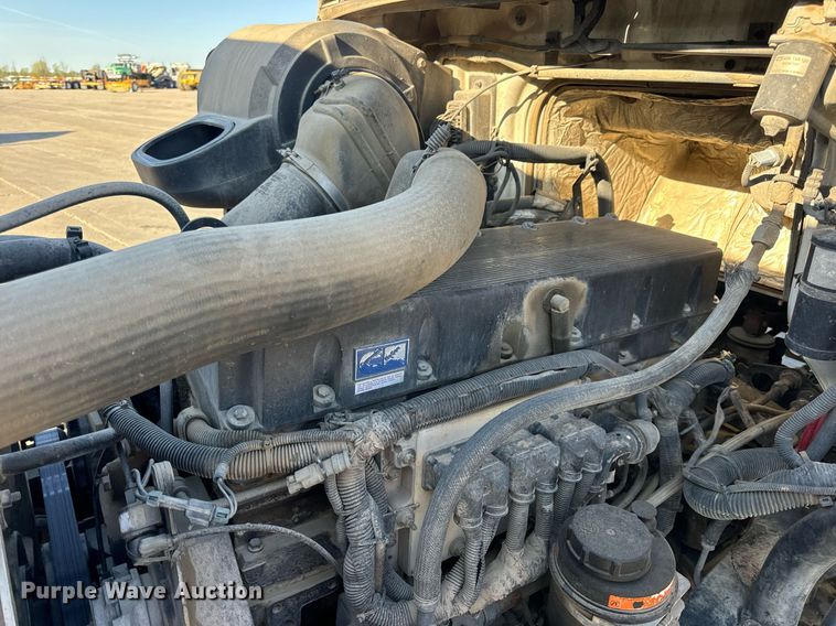 image for item DV1963 1999 Volvo VN semi truck