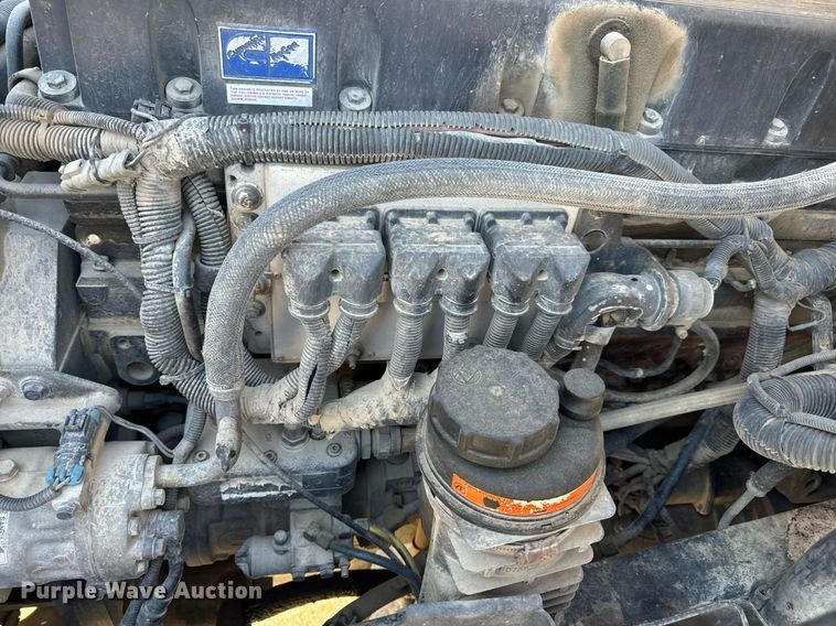 image for item DV1963 1999 Volvo VN semi truck