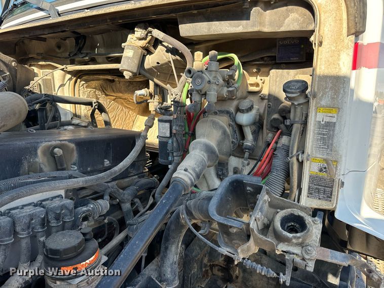 image for item DV1963 1999 Volvo VN semi truck