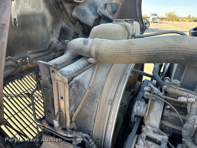 image for item DV1963 1999 Volvo VN semi truck