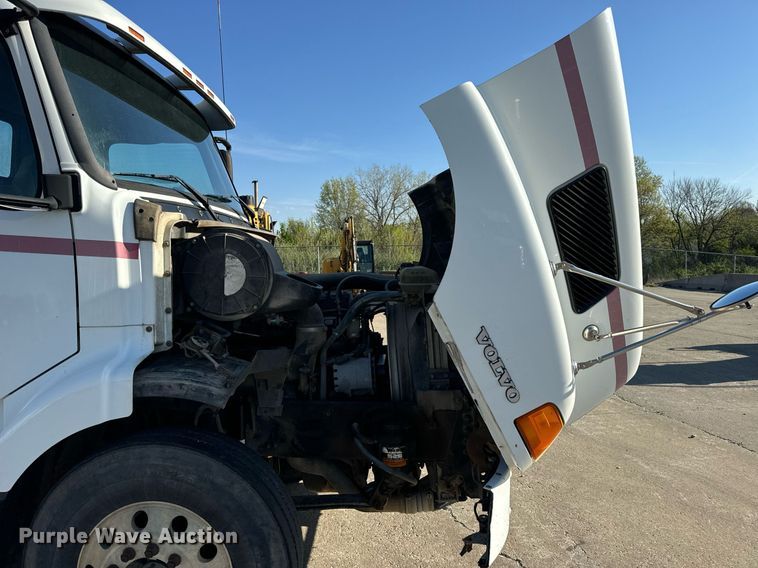 image for item DV1963 1999 Volvo VN semi truck