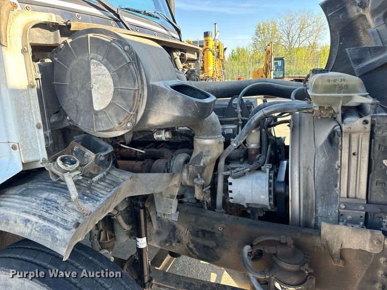 image for item DV1963 1999 Volvo VN semi truck