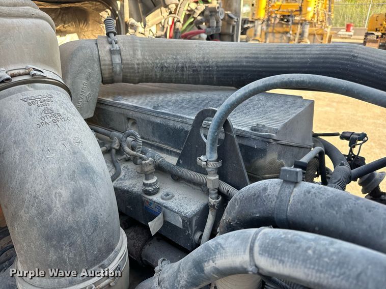 image for item DV1963 1999 Volvo VN semi truck