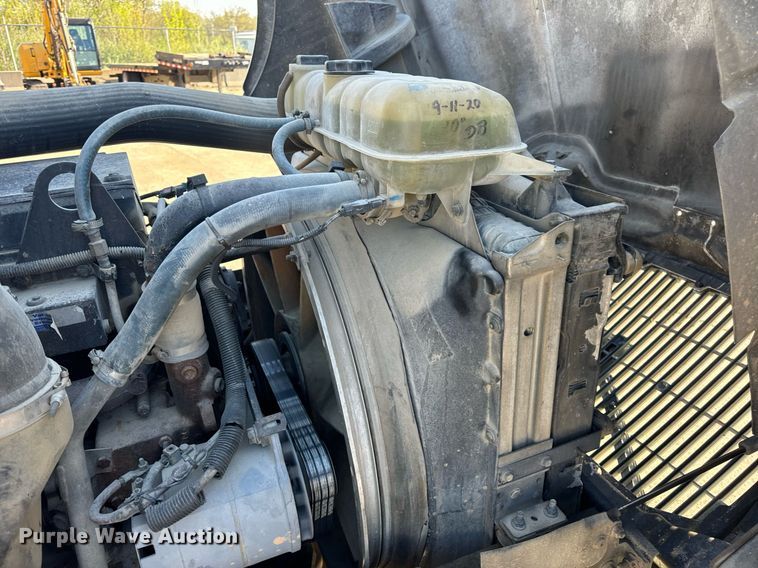 image for item DV1963 1999 Volvo VN semi truck