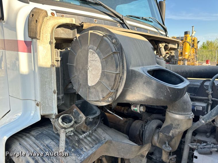 image for item DV1963 1999 Volvo VN semi truck