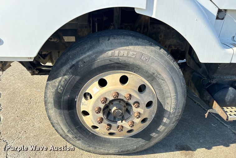 image for item DV1963 1999 Volvo VN semi truck