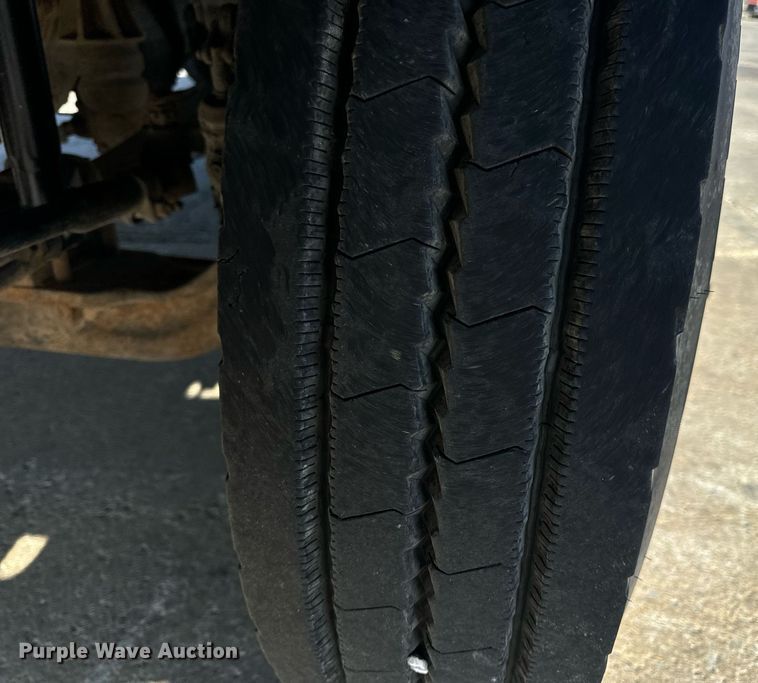 image for item DV1963 1999 Volvo VN semi truck