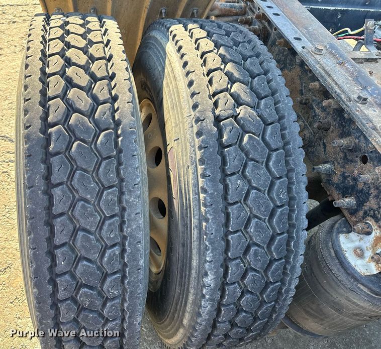 image for item DV1963 1999 Volvo VN semi truck