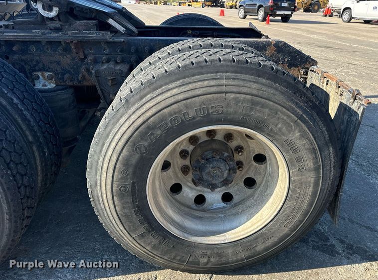 image for item DV1963 1999 Volvo VN semi truck