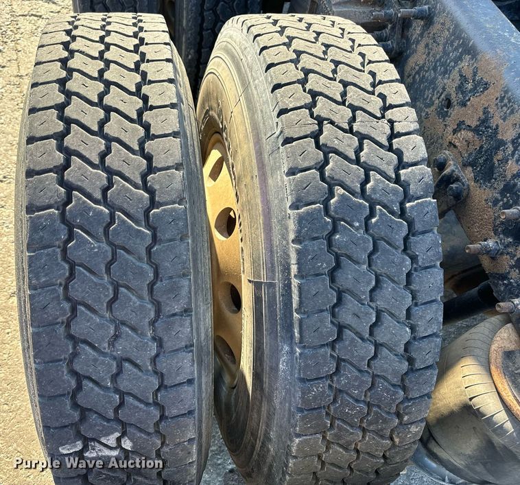 image for item DV1963 1999 Volvo VN semi truck