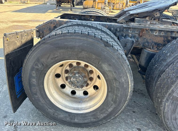 image for item DV1963 1999 Volvo VN semi truck