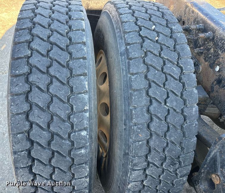 image for item DV1963 1999 Volvo VN semi truck