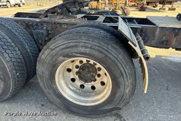 image for item DV1963 1999 Volvo VN semi truck