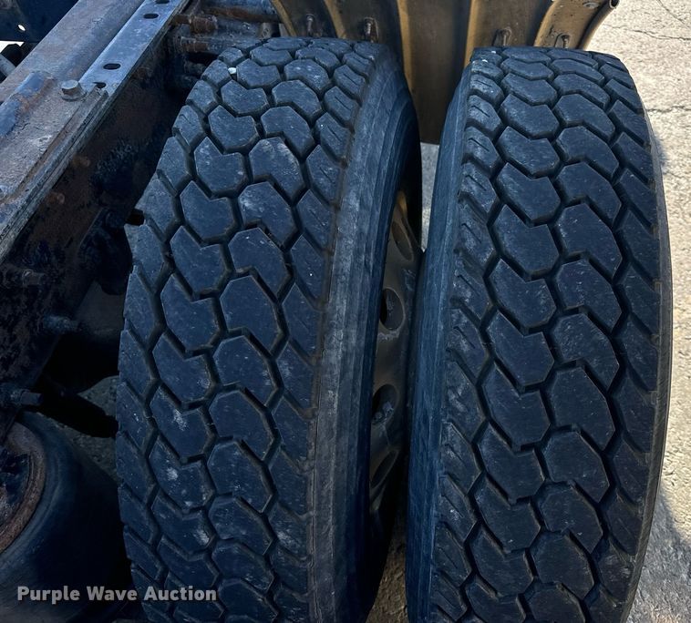 image for item DV1963 1999 Volvo VN semi truck