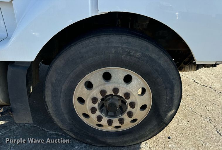 image for item DV1963 1999 Volvo VN semi truck