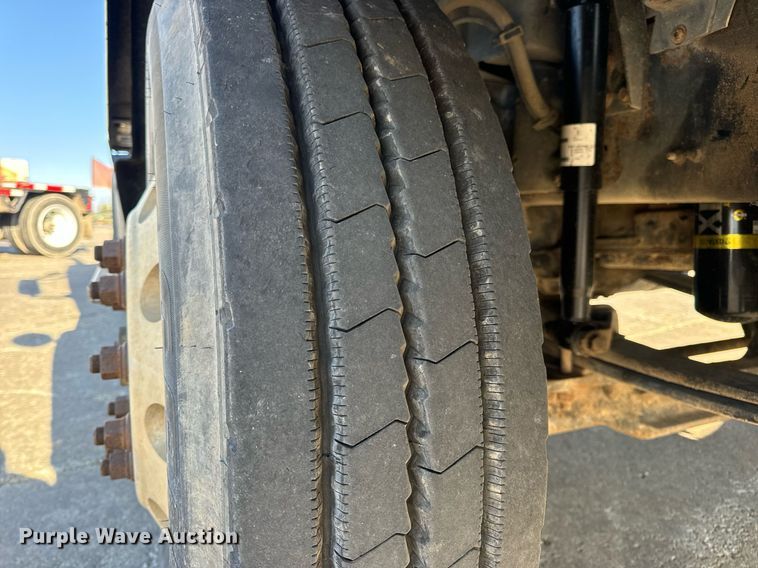 image for item DV1963 1999 Volvo VN semi truck