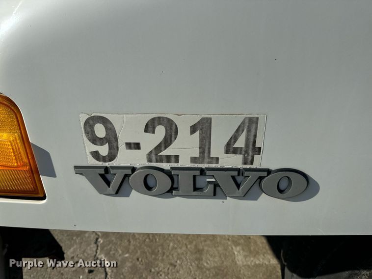 image for item DV1963 1999 Volvo VN semi truck