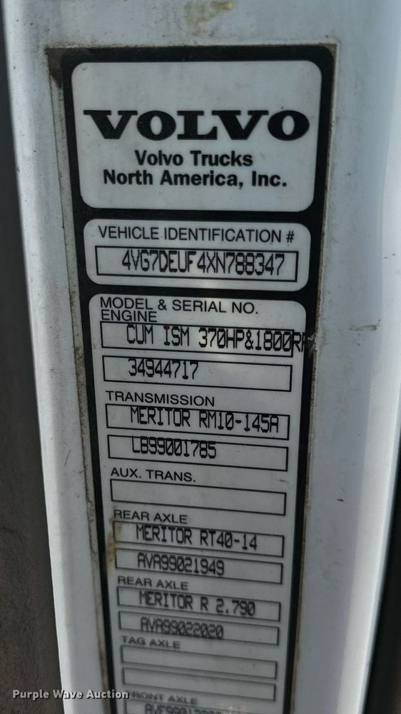 image for item DV1963 1999 Volvo VN semi truck