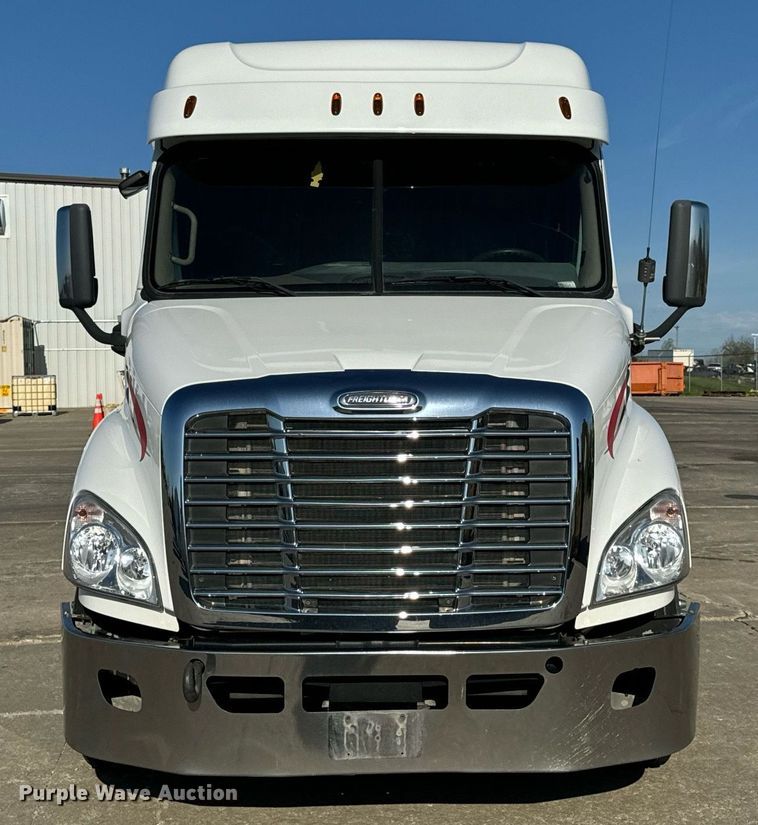 image for item DV1964 2016 Freightliner Cascadia semi truck