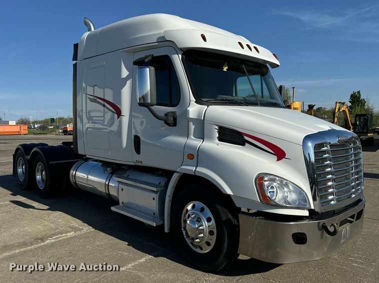 image for item DV1964 2016 Freightliner Cascadia semi truck