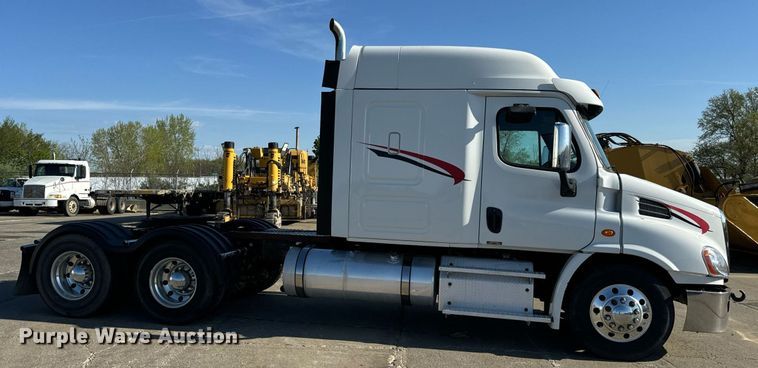 image for item DV1964 2016 Freightliner Cascadia semi truck