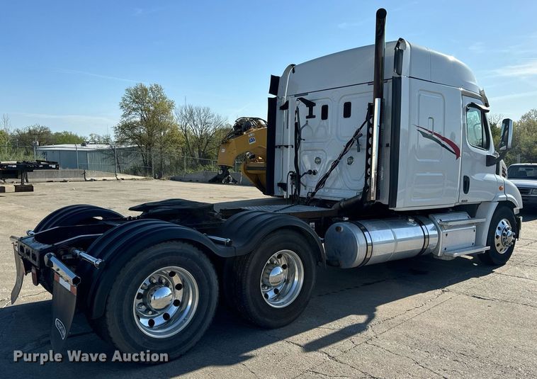 image for item DV1964 2016 Freightliner Cascadia semi truck