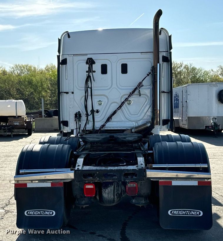 image for item DV1964 2016 Freightliner Cascadia semi truck